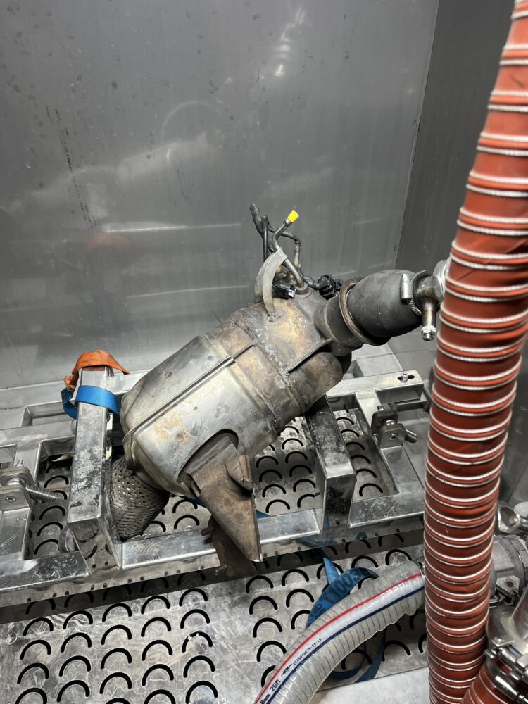 Čištěni filtrů pevných částic DPF / FAP Ostrava. Na obrázku je zobrazeno sušení s měřením protitlaku filtru.
